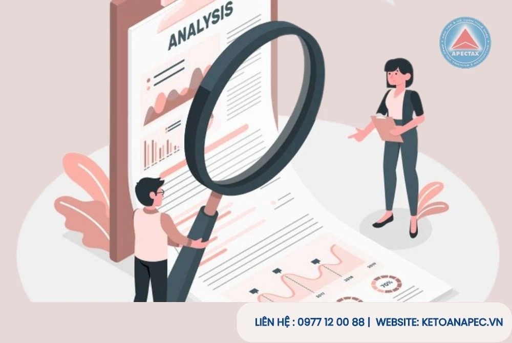 Hình ảnh kế toán kiểm tra hồ sơ thuế để tránh bị xử phạt