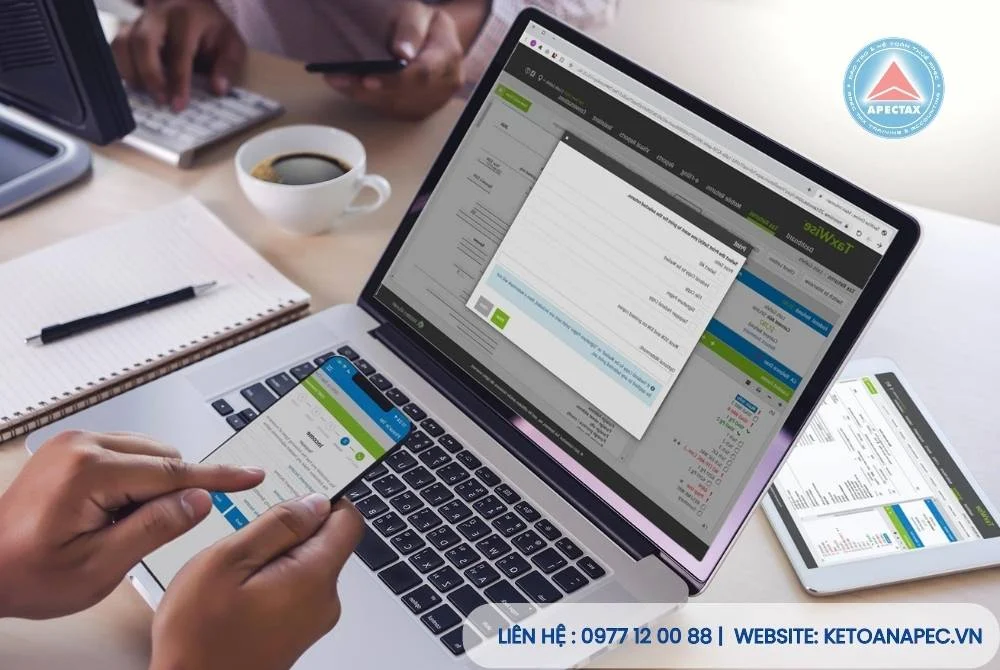 Hình ảnh kế toán kiểm tra thông tin tài khoản ngân hàng đã khai báo