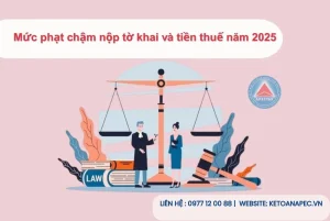 Hình ảnh nhân viên nhận thông báo phạt thuế chậm nộp