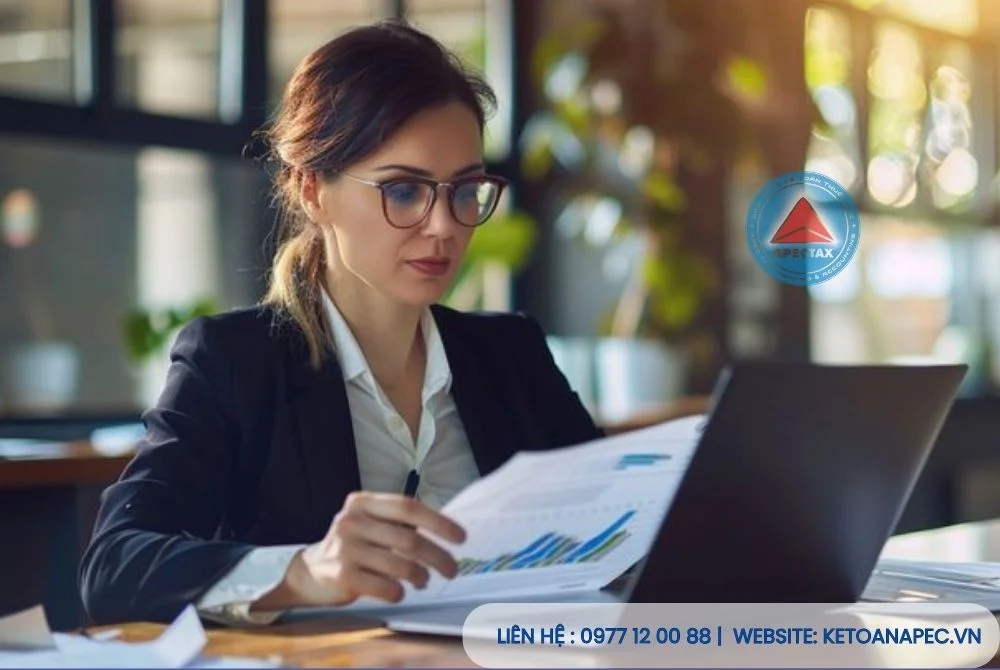 Hình ảnh Kế toán kiểm tra chứng từ để đảm bảo đủ Điều kiện khấu trừ thuế GTGT